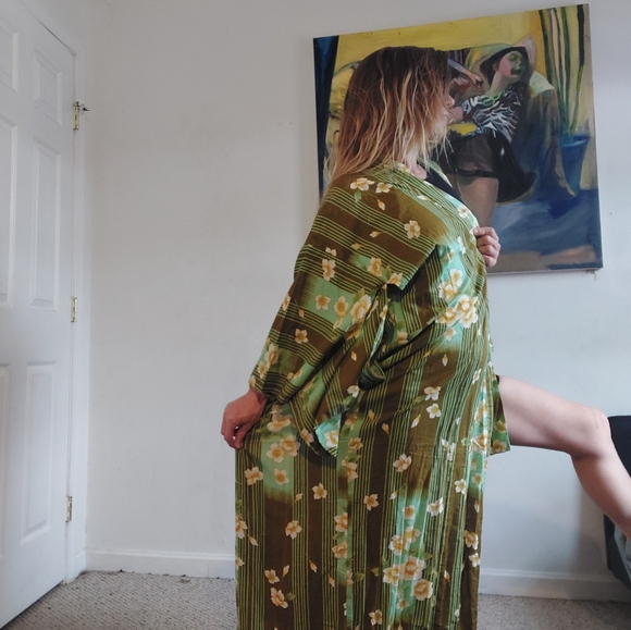 Vintage Japanese Kimono w/ retro flowers & stripes - Picture 5 of 11